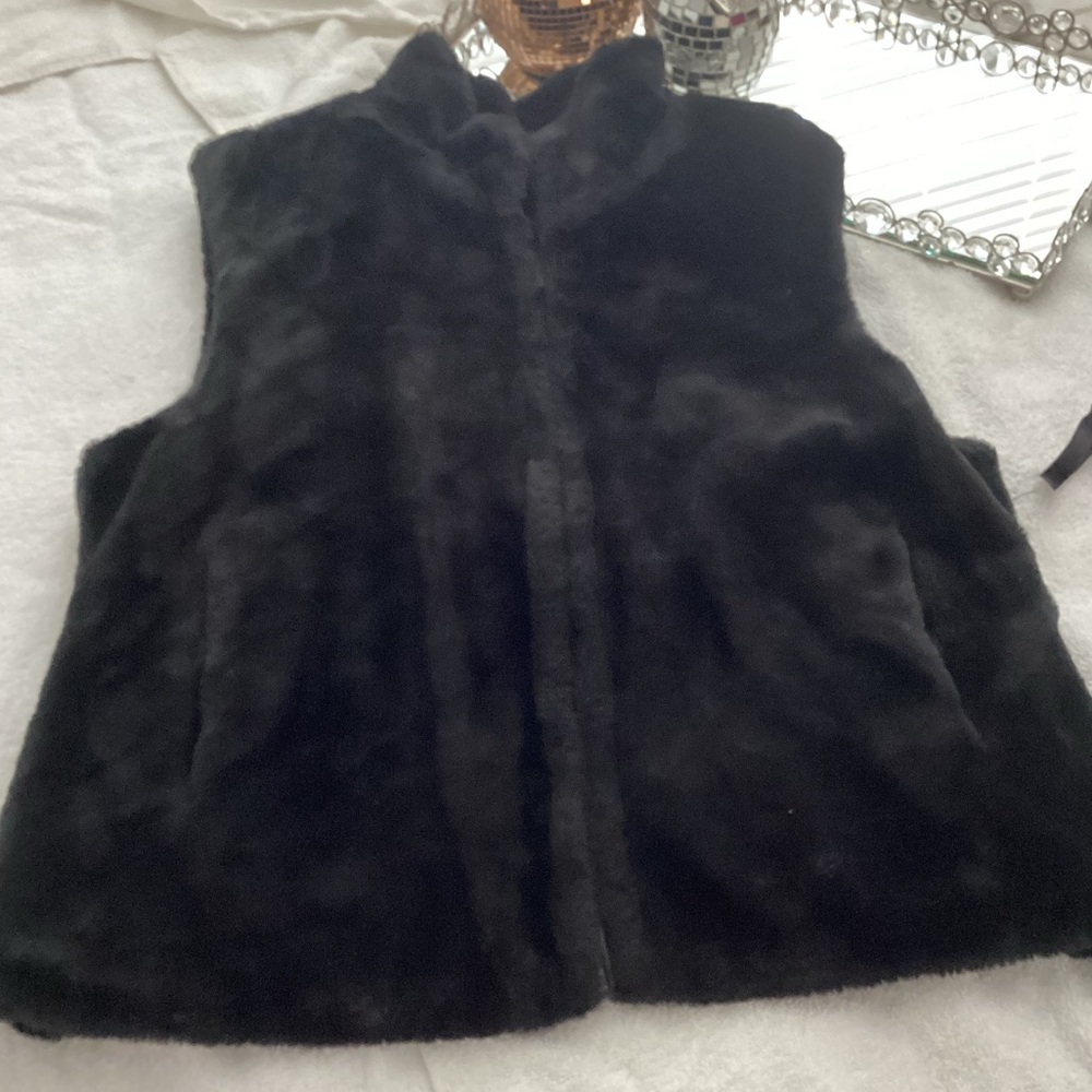 Faux fur black vest with zipper